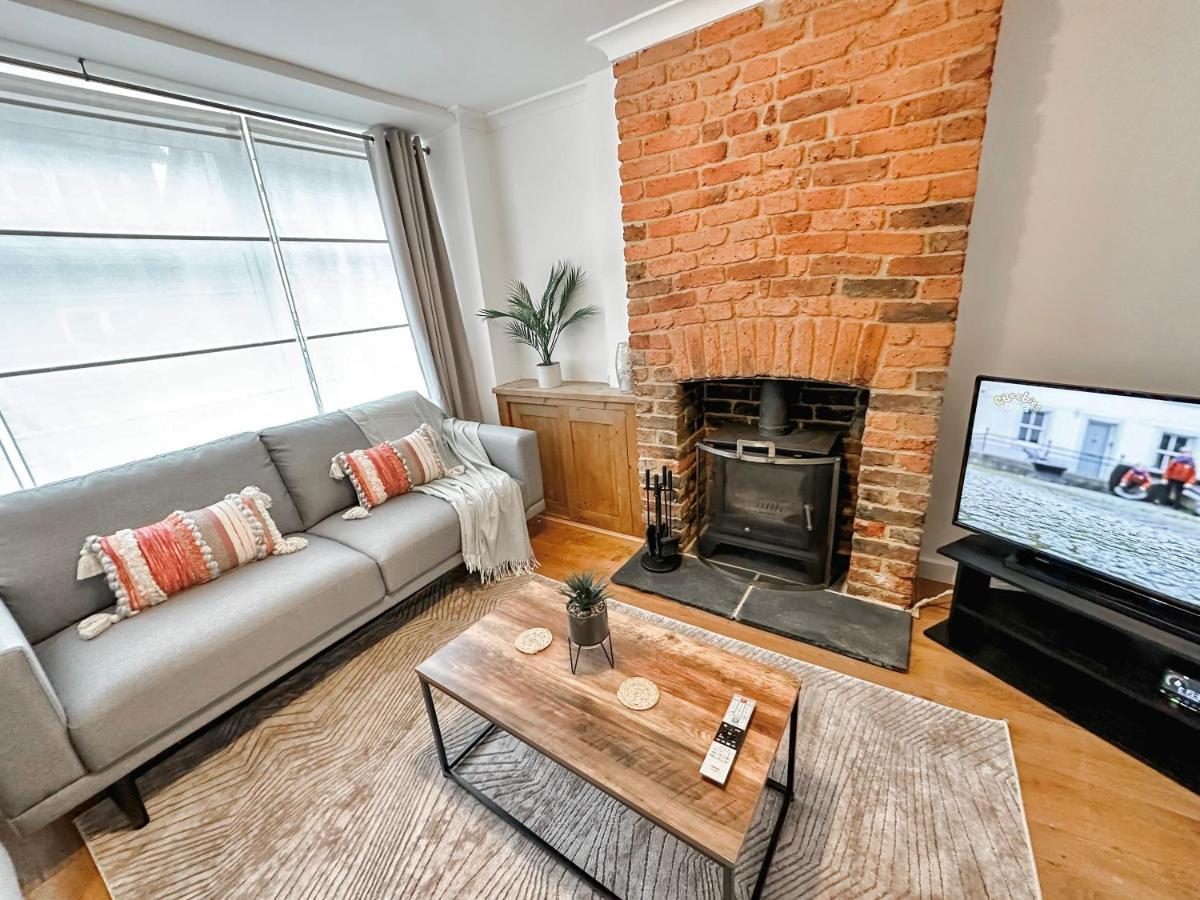 3 Bedroom Home Close To Town Centre With Wifi & Garden 로열턴브리지웰즈 외부 사진