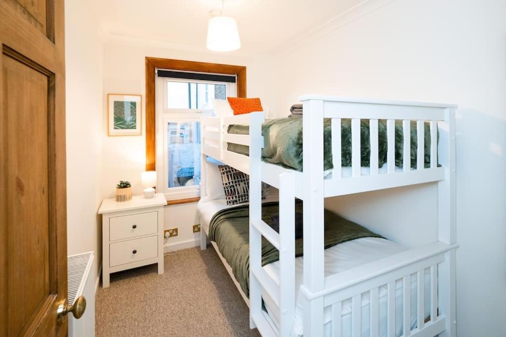 3 Bedroom Home Close To Town Centre With Wifi & Garden 로열턴브리지웰즈 외부 사진