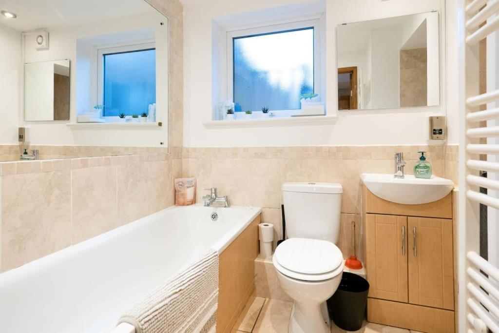 3 Bedroom Home Close To Town Centre With Wifi & Garden 로열턴브리지웰즈 외부 사진